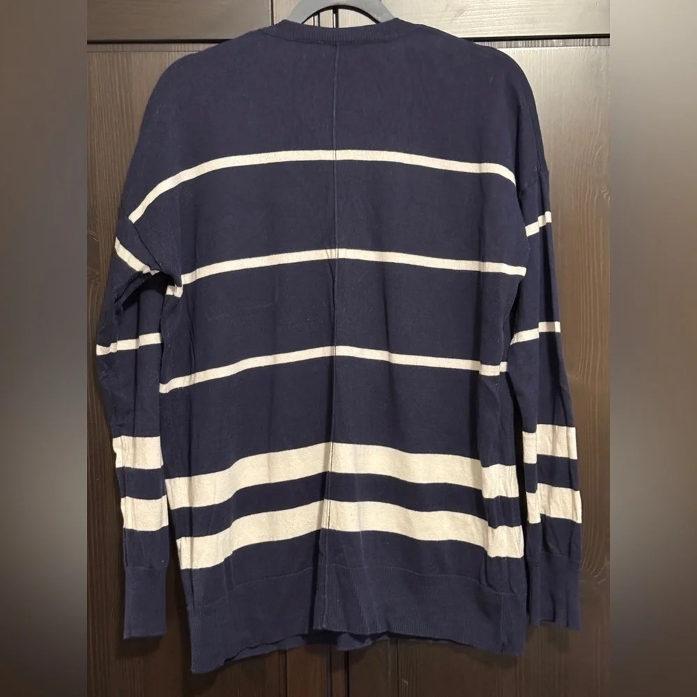 Gap size L V-Neck sweater, navy/cream stripe. GUC - Picture 3 of 7